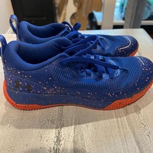 Boys Under Armour Tennis Shoes size 6.